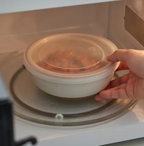 전자레인지 스팸김치 계란밥 | 5분 컷 '스팸김볶' 맛 내는 초간단 혼밥 레시피 조리 단계 2 이미지 - 버무린 스팸과 김치가 담긴 용기에 뚜껑을 살짝 덮고 전자레인지에 1분 3