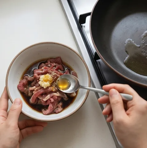 Sogogi Bibimbap (Korean Beef Mixed Rice Bowl) 조리 단계 2 이미지 - In a bowl, mix the sliced beef with soy