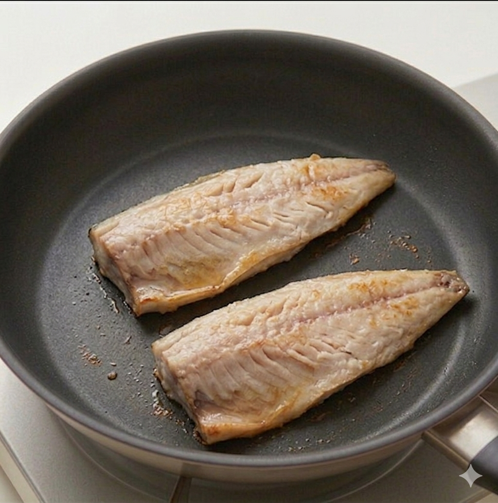 카레 고등어 구이 | 색다른 풍미 고등어 구이 조리 단계 4 이미지 - 달군 팬에 식용유를 두르고 고등어를 껍질이 아래로 가게 올려 중불에서 4