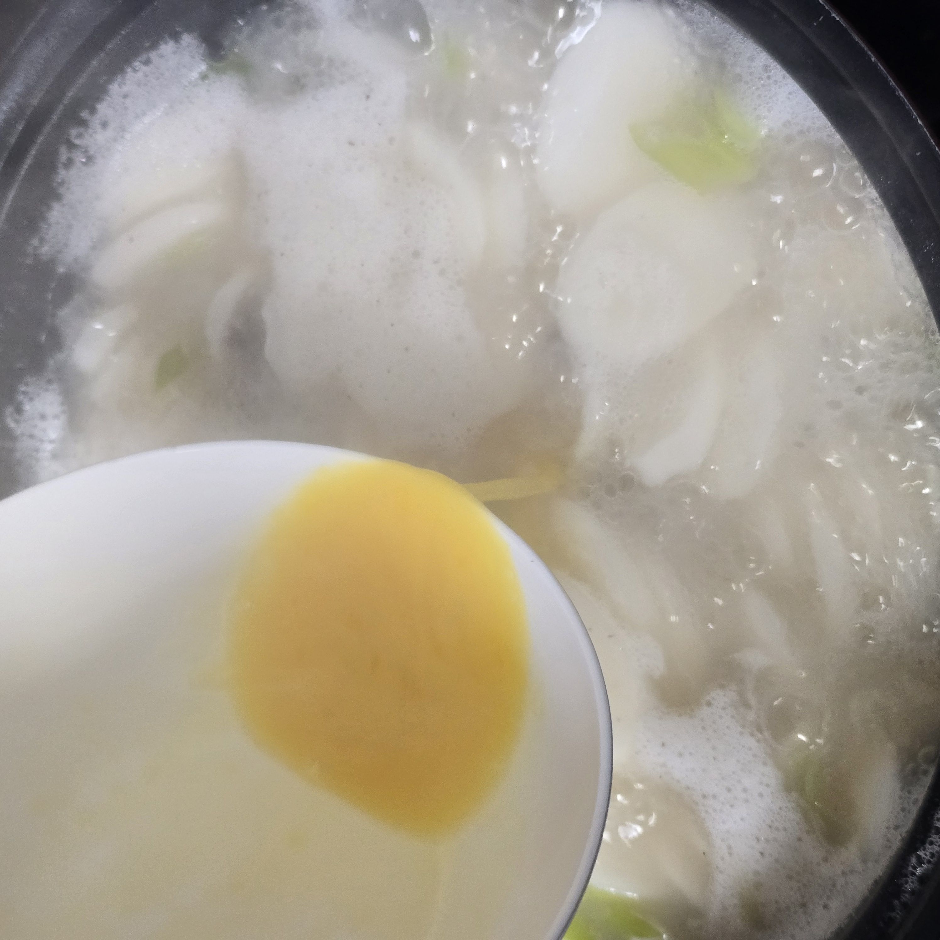 소고기 떡국 레시피 | 담백하고 깊은 국물, 집에서 쉽게 완성 조리 단계 5 이미지 - 계란 1개를 풀어 국물에 천천히 둘러 넣고 한 번만 살짝 저어줍니다.