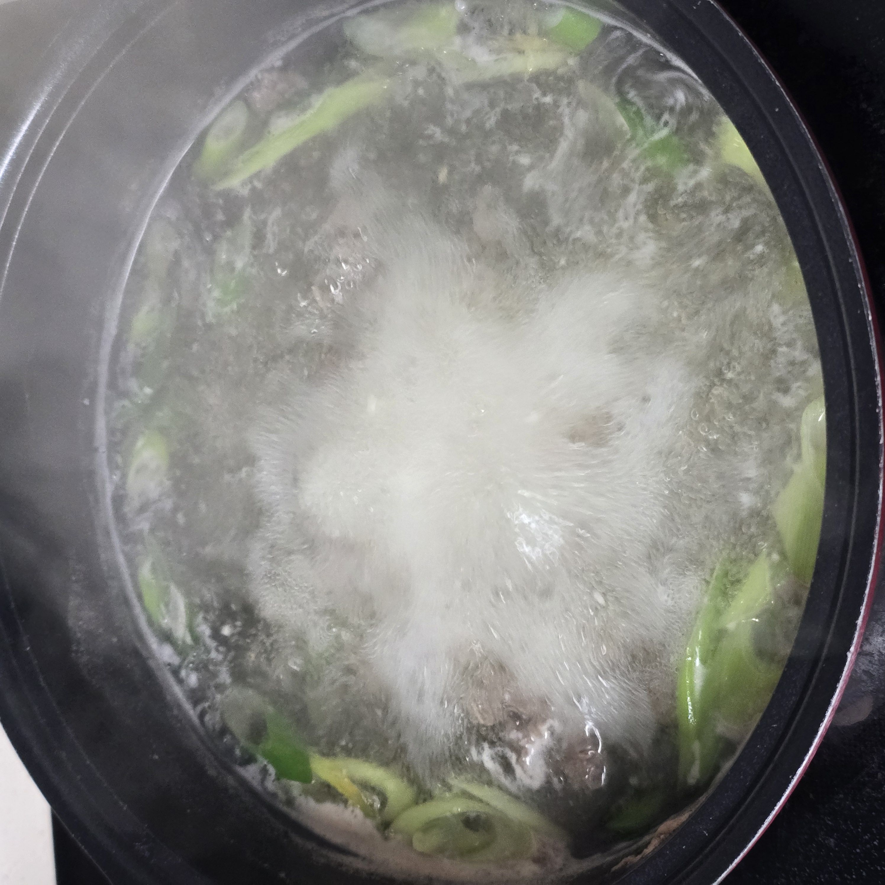 소고기 떡국 레시피 | 담백하고 깊은 국물, 집에서 쉽게 완성 조리 단계 3 이미지 - 다진 마늘 1/2T, 국간장 1T, 참치액 1T, 썰어둔 대파를 넣고 끓