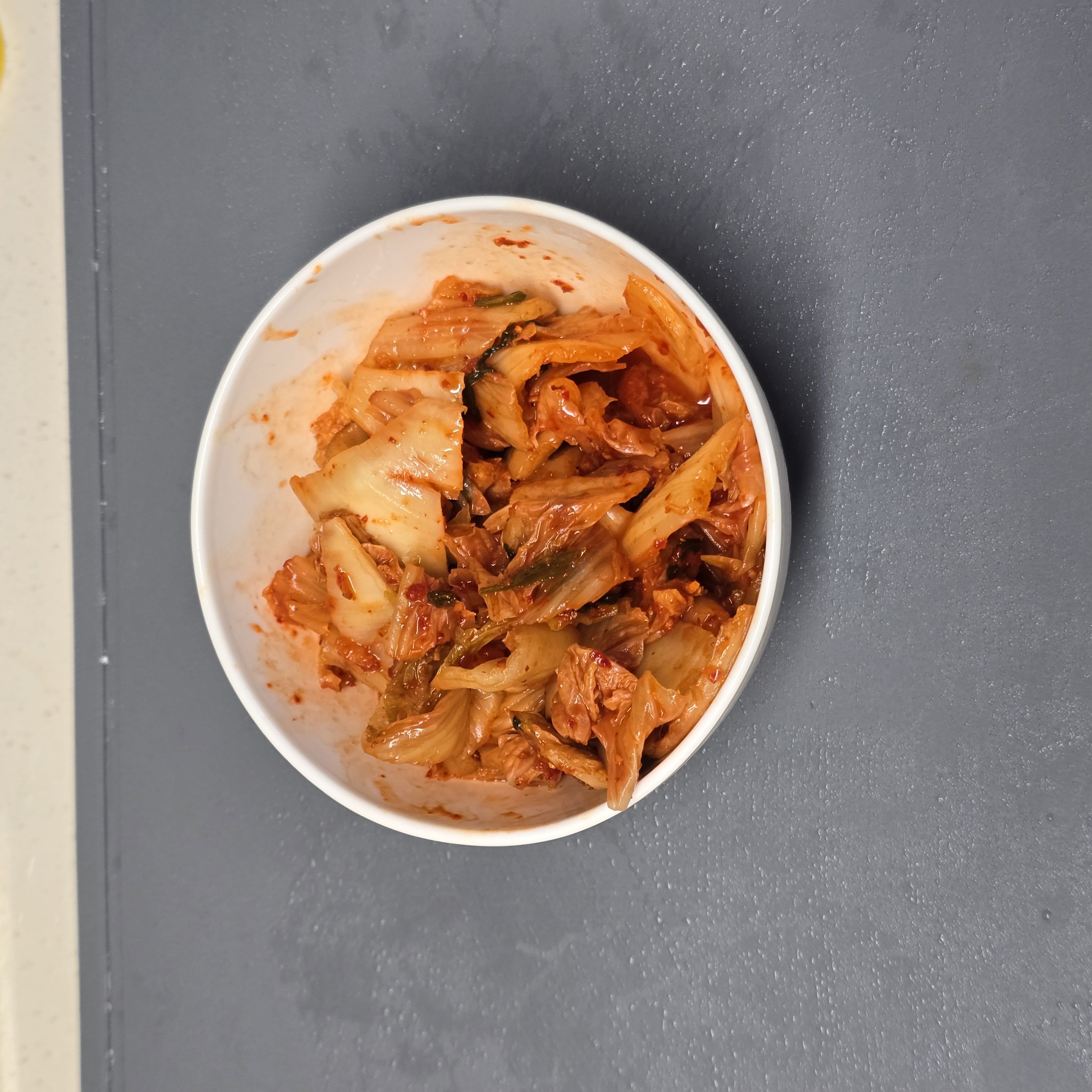 스팸 김치 볶음밥 | 실패 없는 식당에서 먹던 맛 (3인분) 조리 단계 2 이미지 - 김치는 1공기 분량을 덜어 가위로 잘게 잘라 준비합니다.