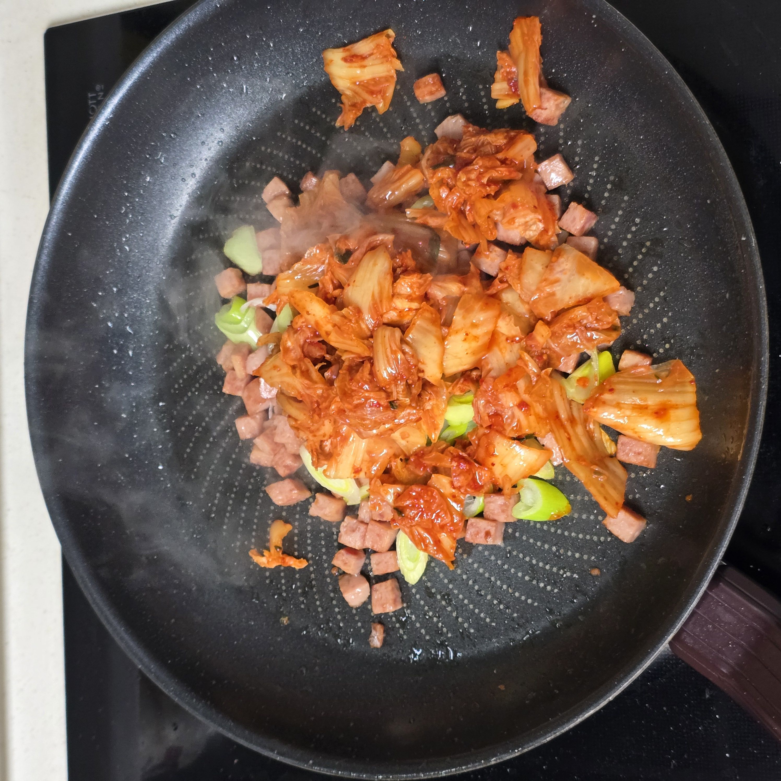 스팸 김치 볶음밥 | 실패 없는 식당에서 먹던 맛 (3인분) 조리 단계 6 이미지 - 손질한 김치를 넣고 1분 정도 볶아 김치의 수분을 날리고 맛을 끌어올립니